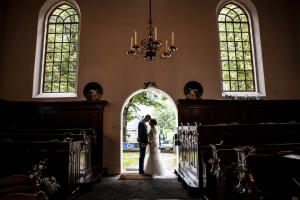 Bruidspaar in kerkdeur